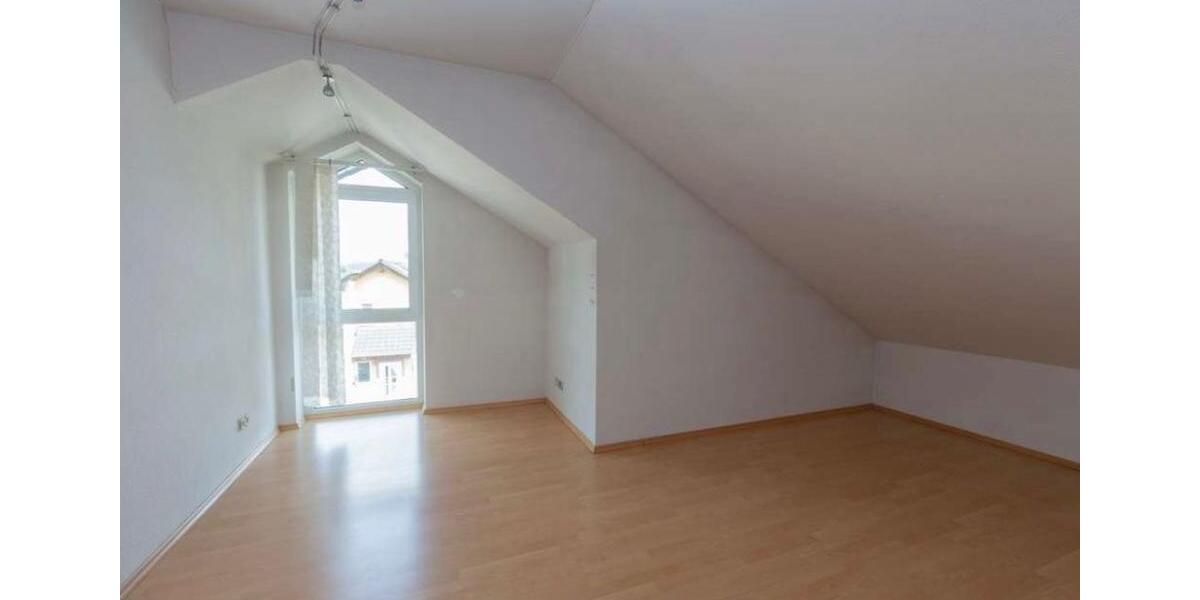 Dachgeschoßwohnung Buseck - 3 Zimmer, 100 m&sup2;, 1.200&euro; | Angebot:25894892