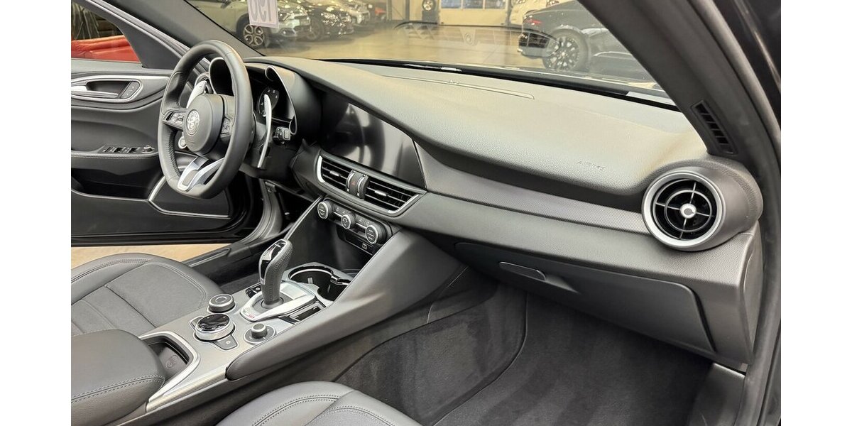 Alfa Romeo Giulia 2.0 Sprint Turbo 16V Xenon Leder Carplay 23.400 km 27.940 &euro; Lich 35423