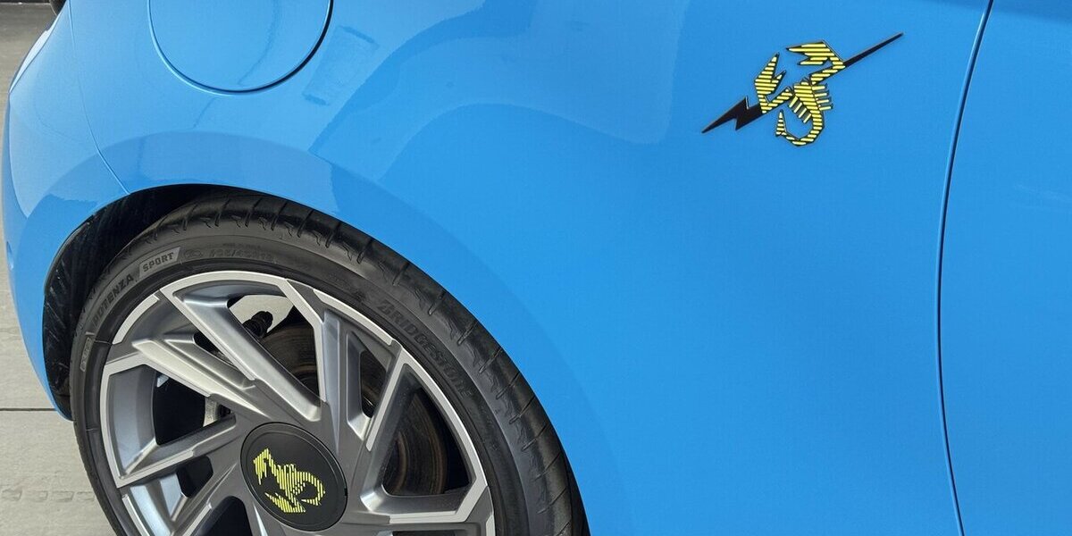 Abarth 500E Cabrio Scorpionissima TURISMO 42 kWh 23.700 km 26.620 &euro; Lich 35423