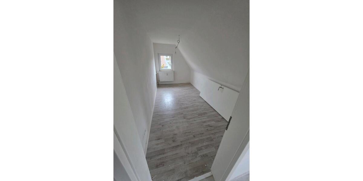 Dachgeschoßwohnung Friedberg (Hessen) - 4 Zimmer, 90 m&sup2;, 1.100&euro; | Angebot:25950843