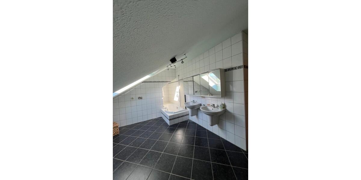 Dachgeschoßwohnung Buseck - 3 Zimmer, 100 m&sup2;, 1.100&euro; | Angebot:26681503