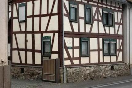 Haus Schöffengrund - 6 Zimmer, 220 m&sup2;, 349.000&euro; | Angebot:26041078