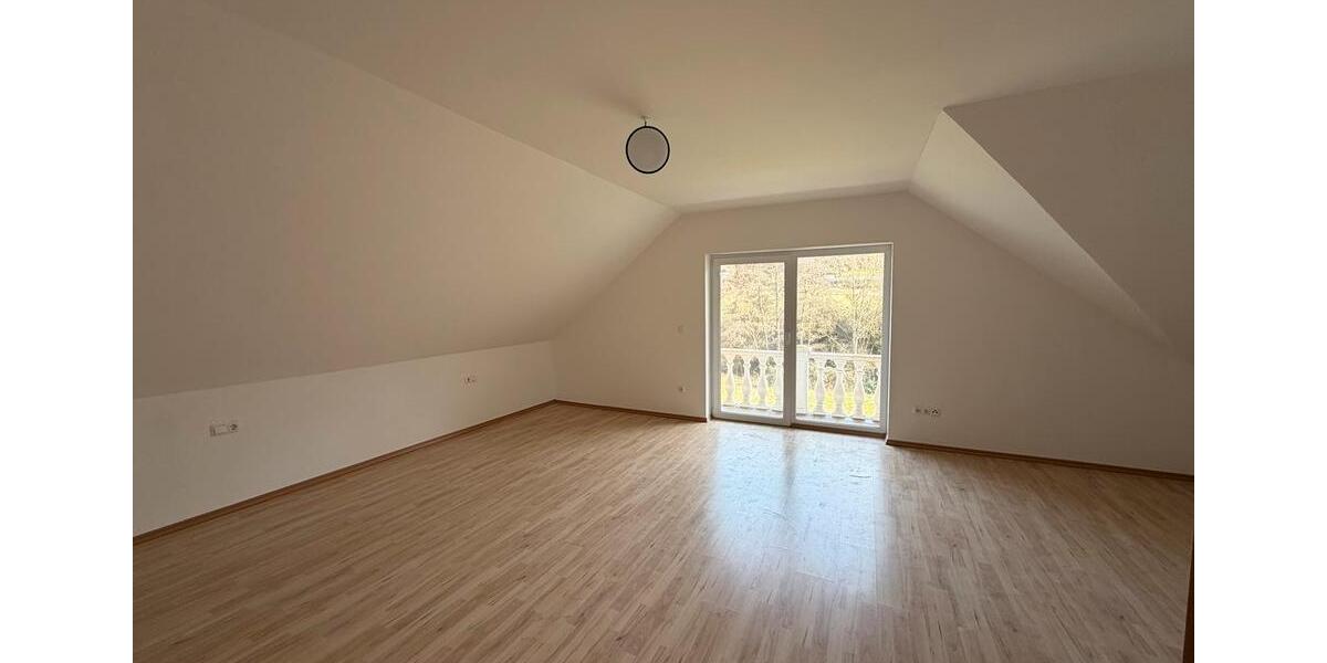 Etagenwohnung Gladenbach - 4 Zimmer, 135 m&sup2;, 1.300&euro; | Angebot:25329546