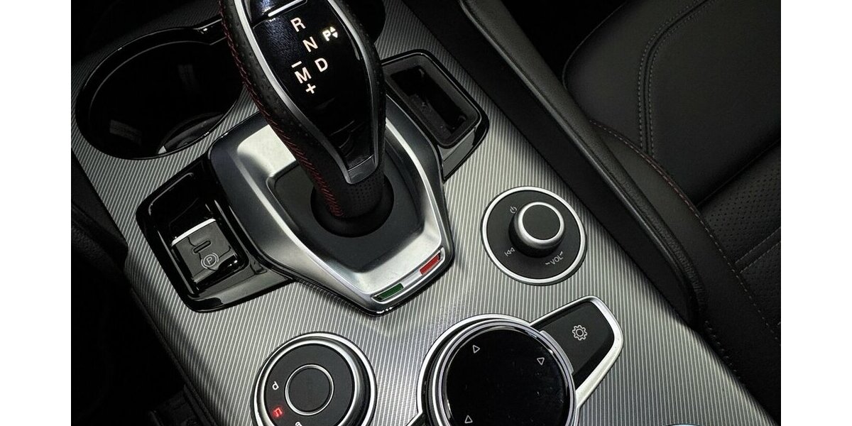 Alfa Romeo Giulia 2.0 Competizione Q4 Turbo Panoramadach 17.100 km 38.460 &euro; Lich 35423