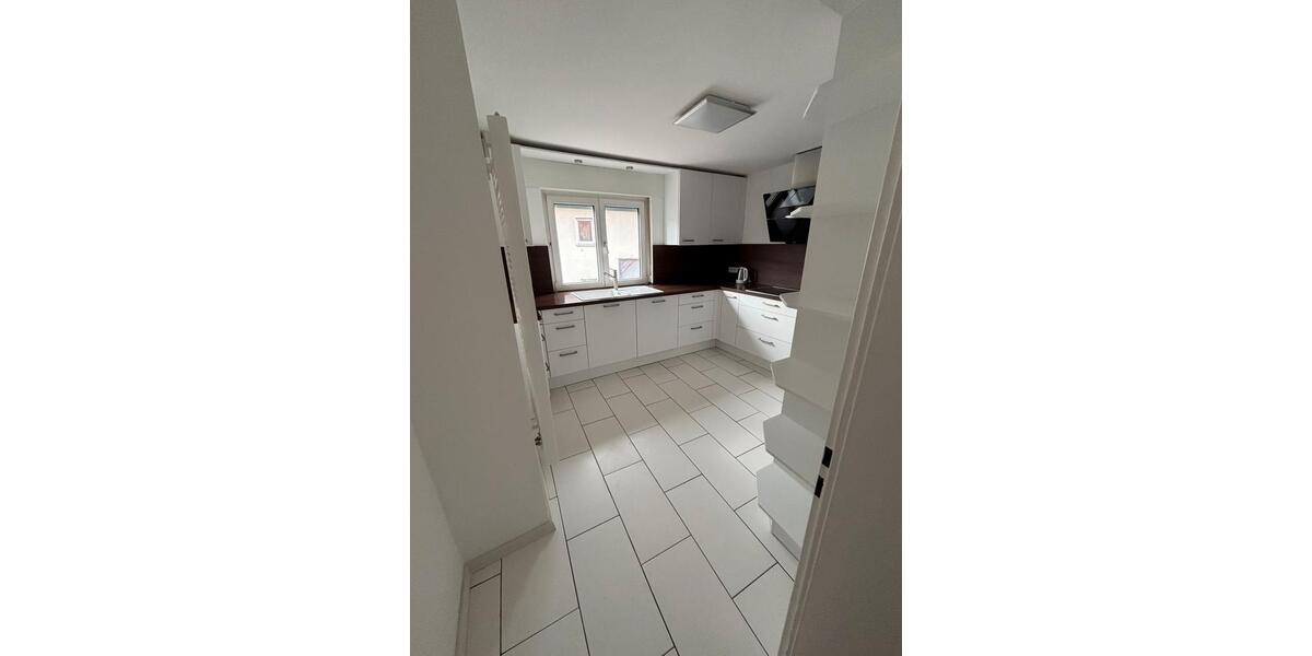 Etagenwohnung Butzbach - 6 Zimmer, 180 m&sup2;, 2.000&euro; | Angebot:25290215