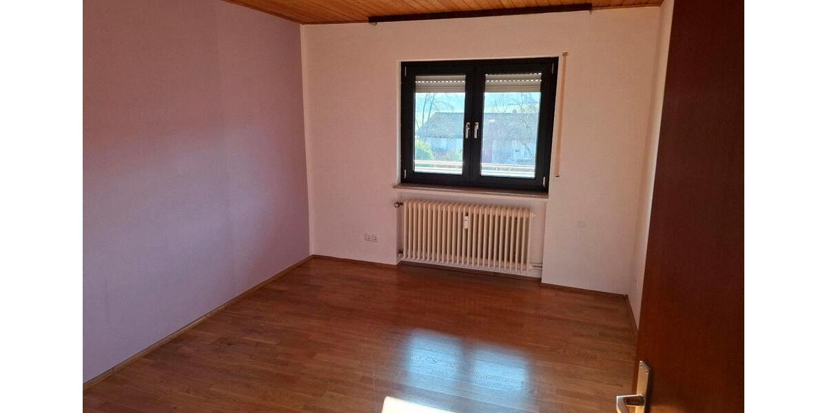 Etagenwohnung Lollar - 4 Zimmer, 110 m&sup2;, 1.000&euro; | Angebot:25804439