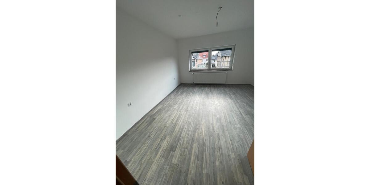 Etagenwohnung Aßlar - 6 Zimmer, 150 m&sup2;, 1.100&euro; | Angebot:25857692