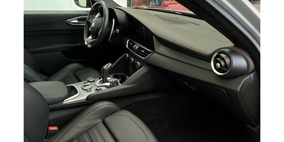 Alfa Romeo Giulia 2.0 Competizione Q4 Turbo Panoramadach 17.100 km 38.460 &euro; Lich 35423