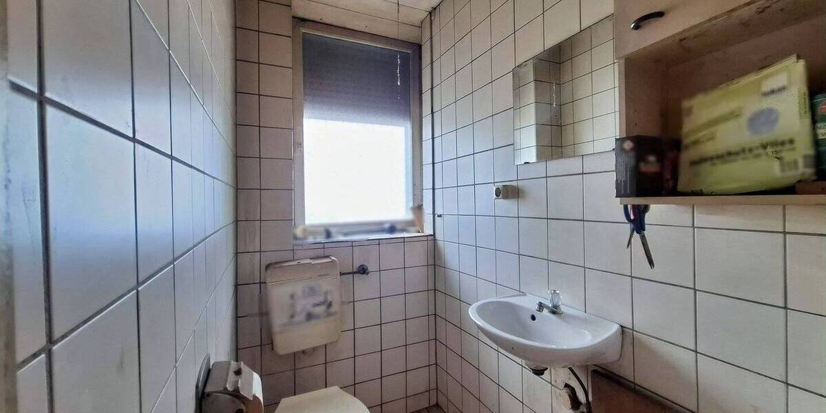 Einfamilienhaus Lich - 9 Zimmer, 245 m&sup2;, 330.000&euro; | Angebot:25685936