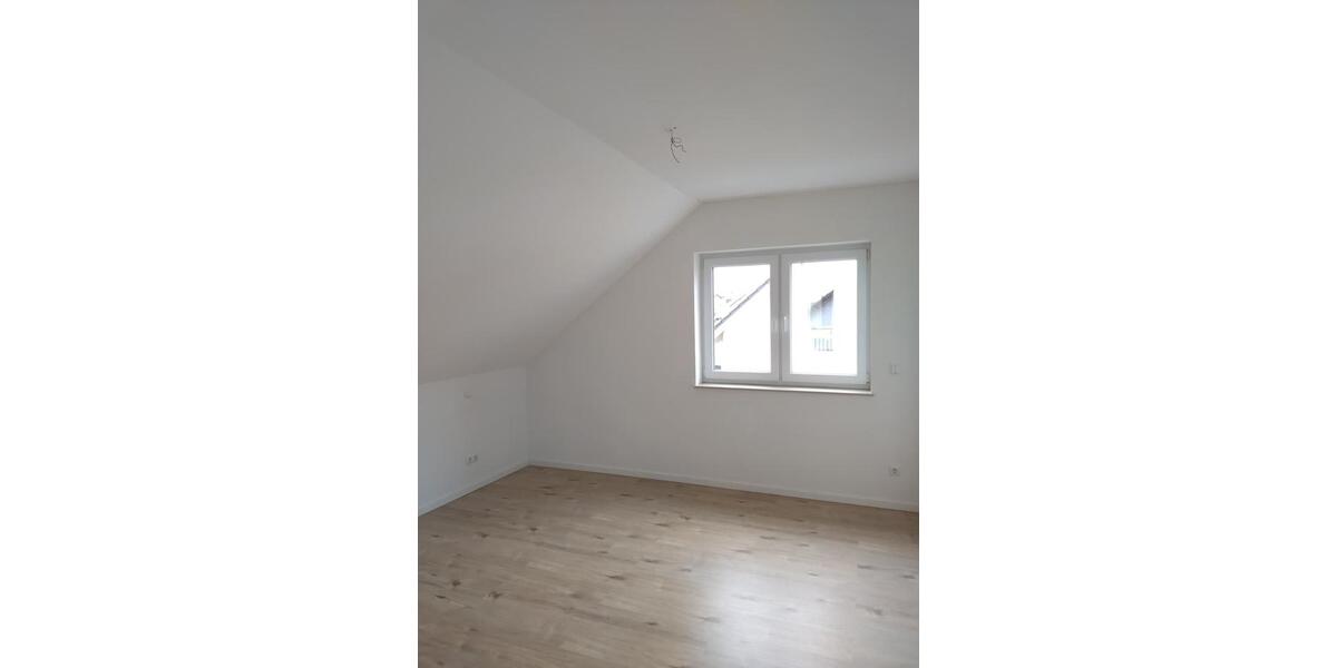 Dachgeschoßwohnung Gießen Allendorf - 3 Zimmer, 100 m&sup2;, 1.200&euro; | Angebot:24940791