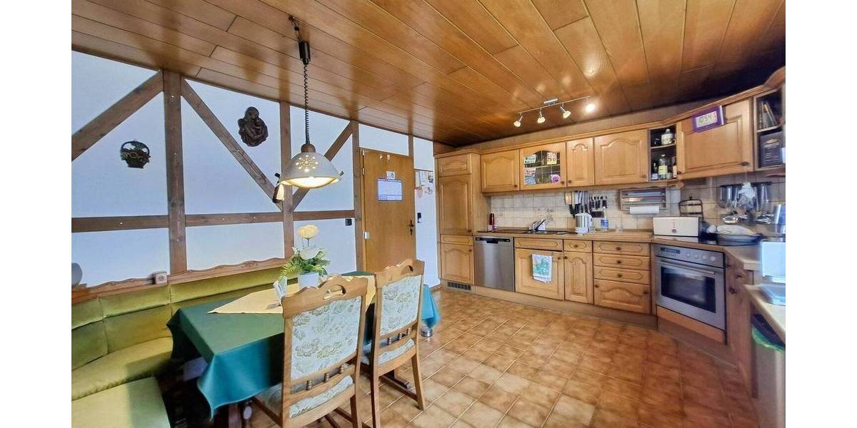 Einfamilienhaus Lich - 9 Zimmer, 245 m&sup2;, 330.000&euro; | Angebot:25685936