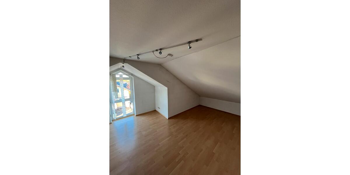Dachgeschoßwohnung Buseck - 3 Zimmer, 100 m&sup2;, 1.100&euro; | Angebot:26681503