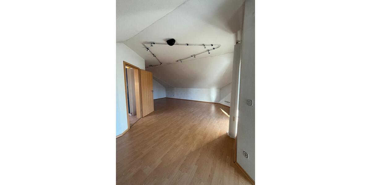 Dachgeschoßwohnung Buseck - 3 Zimmer, 100 m&sup2;, 1.100&euro; | Angebot:26681503