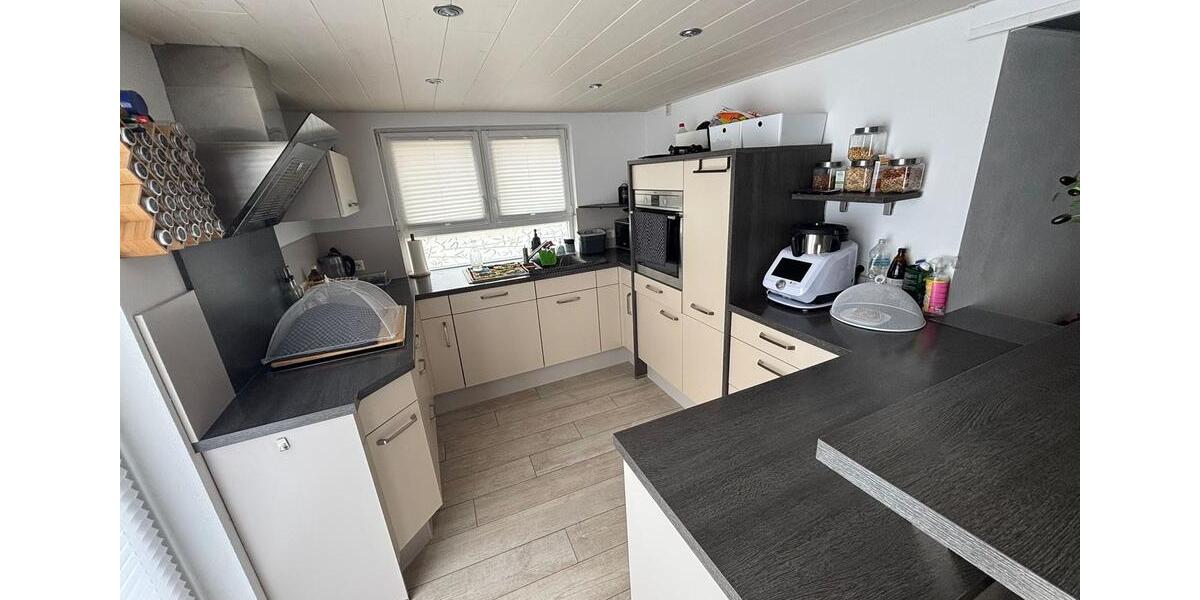 Etagenwohnung Aßlar - 6 Zimmer, 140 m&sup2;, 1.450&euro; | Angebot:26019486