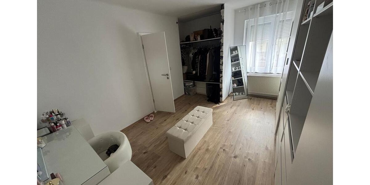 Etagenwohnung Aßlar - 6 Zimmer, 140 m&sup2;, 1.450&euro; | Angebot:26019486