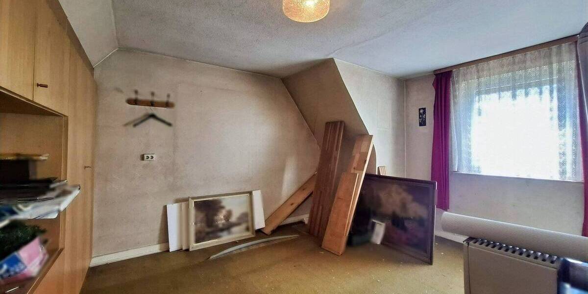 Einfamilienhaus Lich - 9 Zimmer, 245 m&sup2;, 330.000&euro; | Angebot:25685936