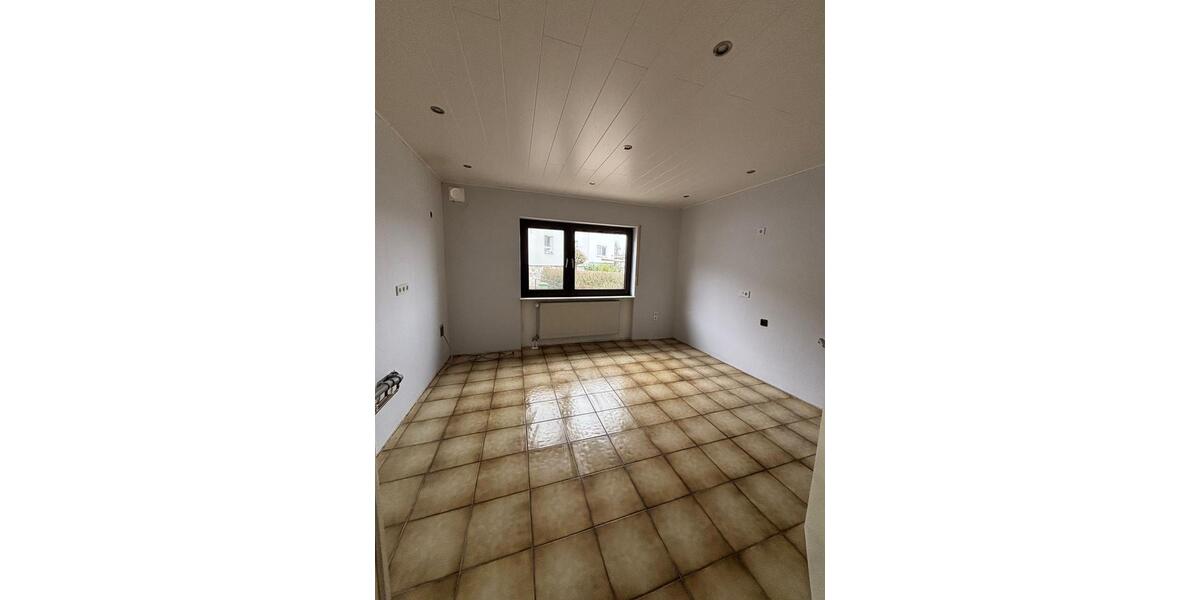 Erdgeschoßwohnung Grünberg - 4 Zimmer, 140 m&sup2;, 1.100&euro; | Angebot:25965709