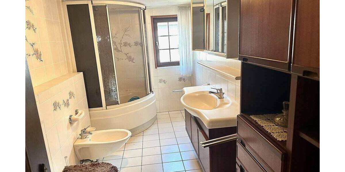 Bauernhaus, Landhaus Mittenaar Bicken - 8 Zimmer, 227 m&sup2;, 190.000&euro; | Angebot:25740426