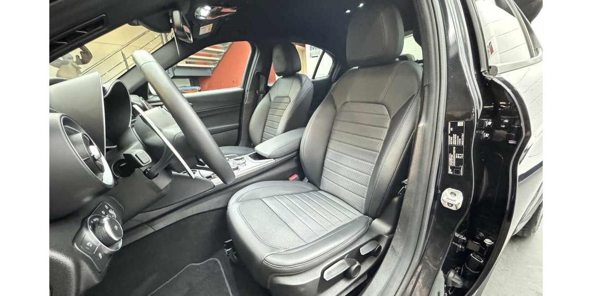 Alfa Romeo Giulia 2.0 Sprint Turbo 16V Xenon Leder Carplay 23.400 km 28.740 &euro; Lich 35423