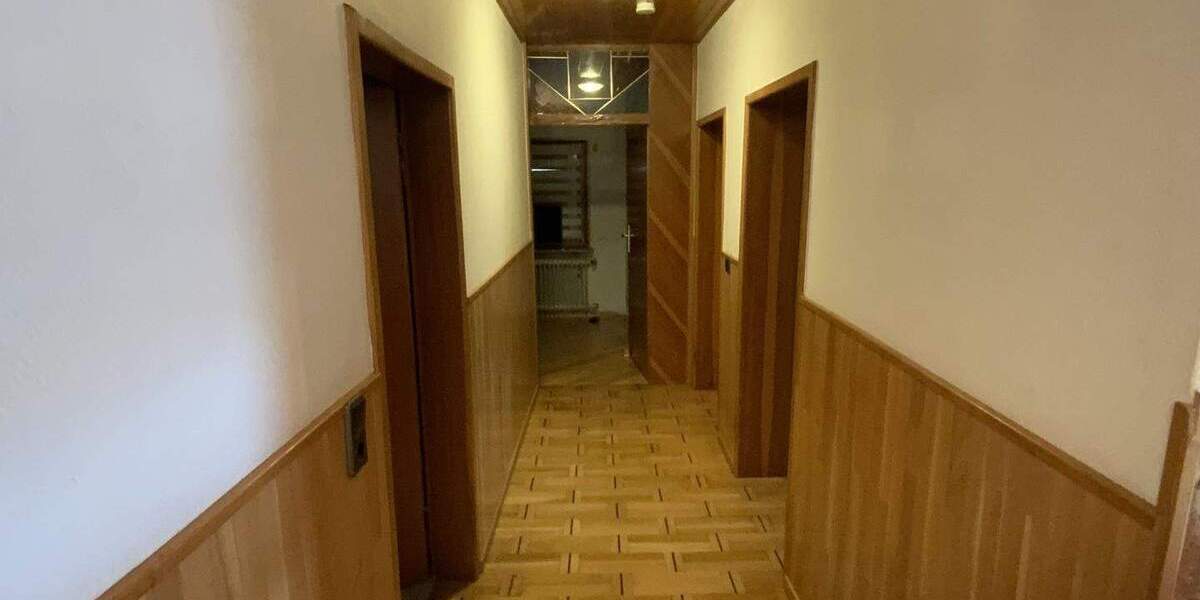 Mehrfamilienhaus, Wohnhaus Leun Stockhausen - 8 Zimmer, 185 m&sup2;, 294.000&euro; | Angebot:25674287