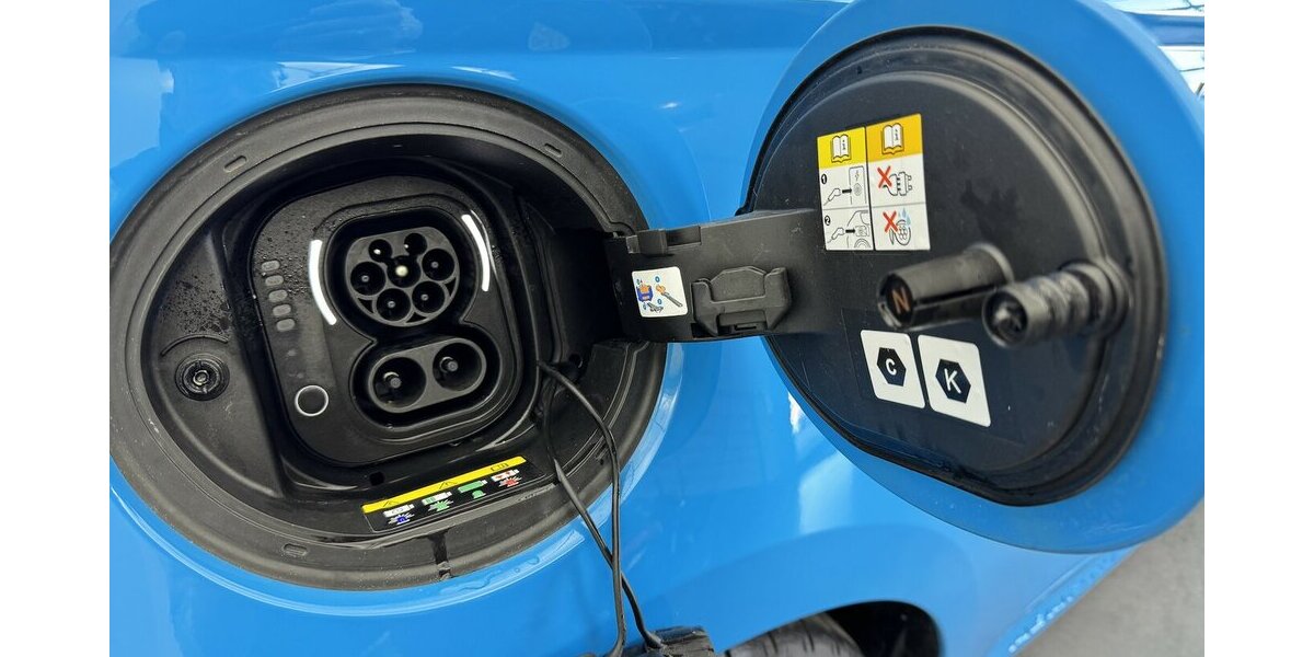 Abarth 500E Cabrio Scorpionissima TURISMO 42 kWh 23.700 km 26.620 &euro; Lich 35423