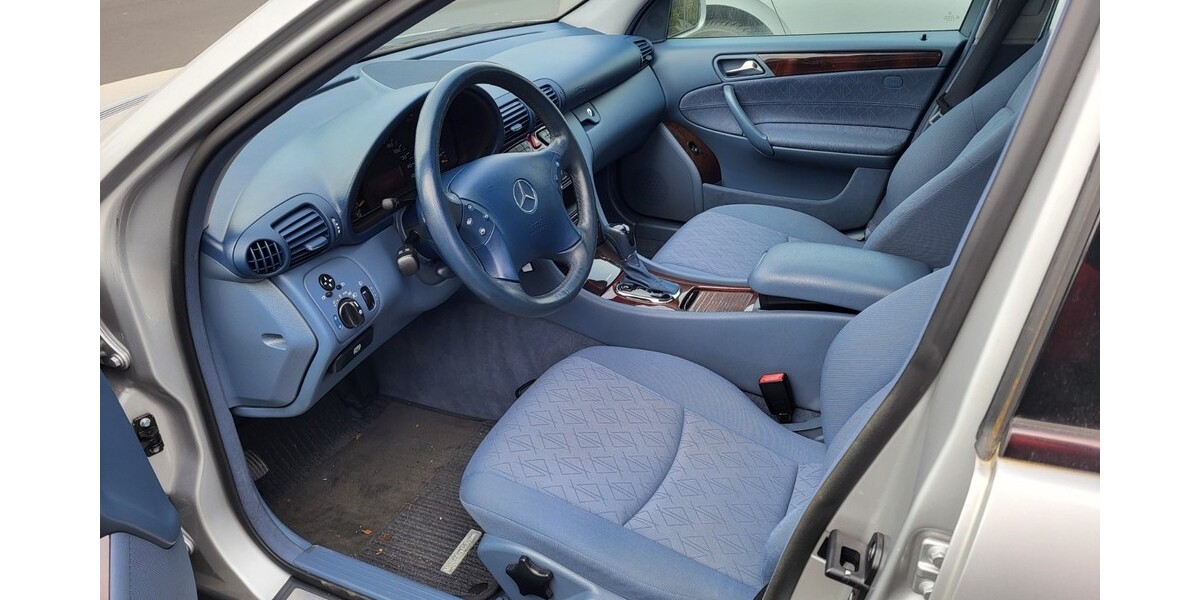 Mercedes-Benz 220 66.300 km 11.900 &euro; Linden 35440