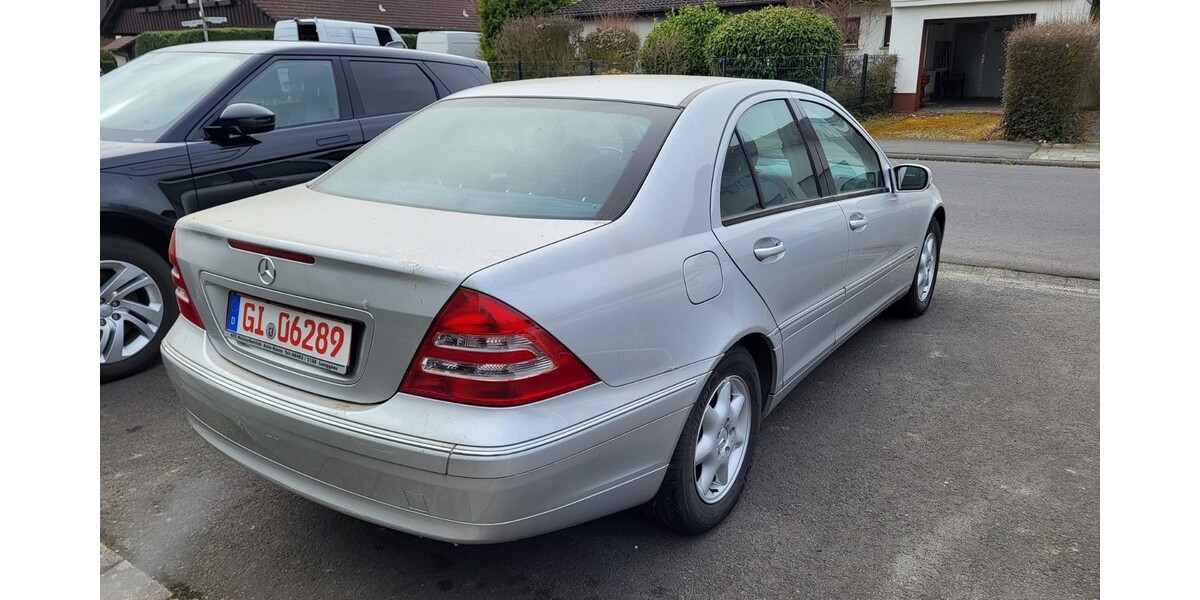 Mercedes-Benz 220 66.300 km 11.900 &euro; Linden 35440