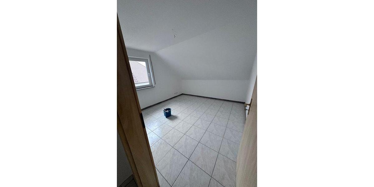 Dachgeschoßwohnung Hungen - 4 Zimmer, 104 m&sup2;, 900&euro; | Angebot:25977131