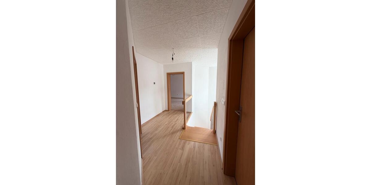 Etagenwohnung Gladenbach - 4 Zimmer, 135 m&sup2;, 1.300&euro; | Angebot:25329546